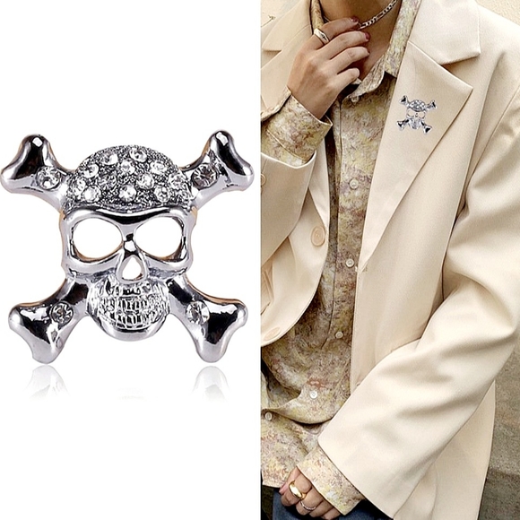 Silver plated crystal skull and crossbone necklace/brooch with gold chain - Picture 2 of 16